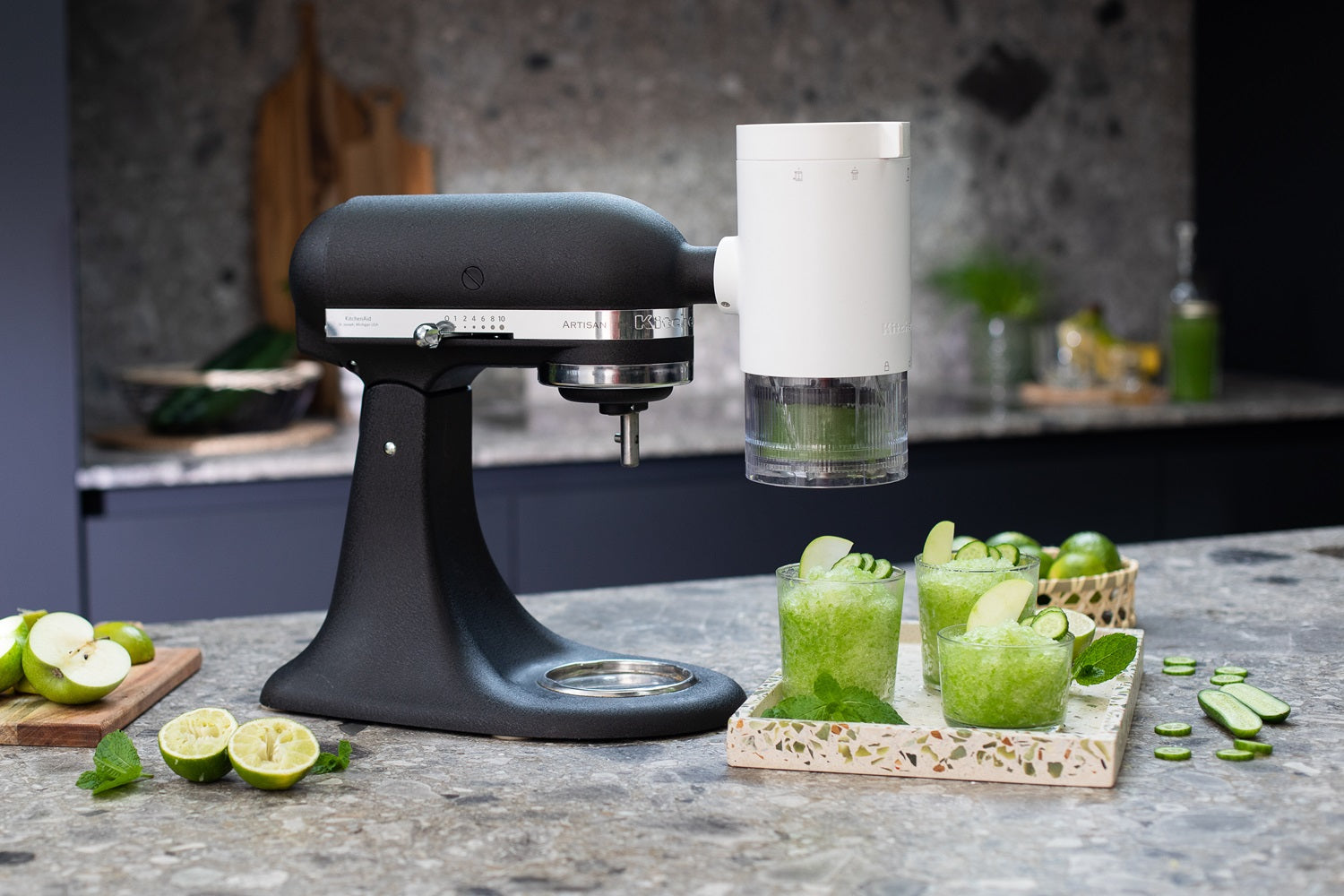KitchenAid Küchenmaschine mit Shave Ice Vorsatz auf grauer Küchenplatte