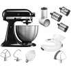 schwarze KitchenAid Classic Küchenmaschine im Set mit Rührwerkzeugen, dem Flexi-Rührer, Gemüseschneider und Spritzschutz auf weißem Hintergrund