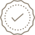 Icon eines runden Siegels mit einem Häkchen in der Mitte in beige auf weißem Hintergrund