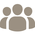 Icon von drei Personen in beige auf weißem Hintergrund