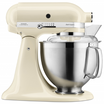 cremefarbene KitchenAid Küchenmaschine mit eingesetzter Edelstahlschüssel und Spritzschutz auf weißem Hintergrund
