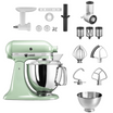 pistazienfarbene Küchenmaschine der Marke KitchenAid als Set mit Zubehör wie Fleischwolf, Gemüseschneider und Rührelementen auf weißem Hintergrund