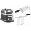 Toaster der Marke KitchenAid in der Farbe Medaillon Silber neben einem Brötchenröstaufsatz und einer Sandwichzange im Set auf weißem Hintergrund