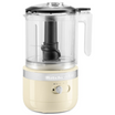 akkubetriebener Zerkleinerer bzw. Food Processor der Marke KitchenAid in der Farbe Creme abgebildet auf weißem Hintergrund