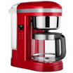 Kaffeemaschine mit Glaskanne von KitchenAid in Farbe Empire Rot auf weißem Hintergrund