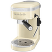 cremefarbene Espressomaschine von KitchenAid auf weißem Hintergrund