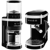 Set aus KitchenAid Getreidemühle und KitchenAid Espressomaschine jeweils in schwarz auf weißem Hintergrund