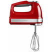 KitchenAid Handrührer in der Farbe Empire Red mit angeschlossenen Rühraufsätzen auf weißem Hintergrund