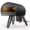 Gozney Roccbox Pizzaofen in schwarz mit Gasbrenner, im Ofen sieht man die Flamme, auf weißem Hintergrund