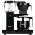 Moccamaster Filterkaffeemaschine mit mit Kaffee gefüllter Kaffeekanne in schwarz auf weißem Hintergrund