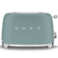 Toaster mit zwei Toasterschächten von Smeg in emerald grün mit silbernen Details auf weißem Hintergrund