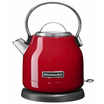 roter Wasserkocher von KitchenAid mit großem silbernen Henkel oben auf weißem Hintergrund