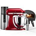 im Hintergrund sind ein grauer Hurom Entsafter und ein schwarzer Gozney Pizzaofen abgebildet, davor steht eine rote KitchenAid Küchenmaschine, alles auf weißem Hintergrund
