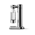 silber glänzender Aarke Wassersprudler mit eingehängter Flasche mit Sprudelwasser auf weißem Hintergrund