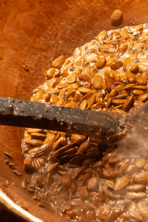 Mandeln werden geröstet im Mandelröster von Edhard