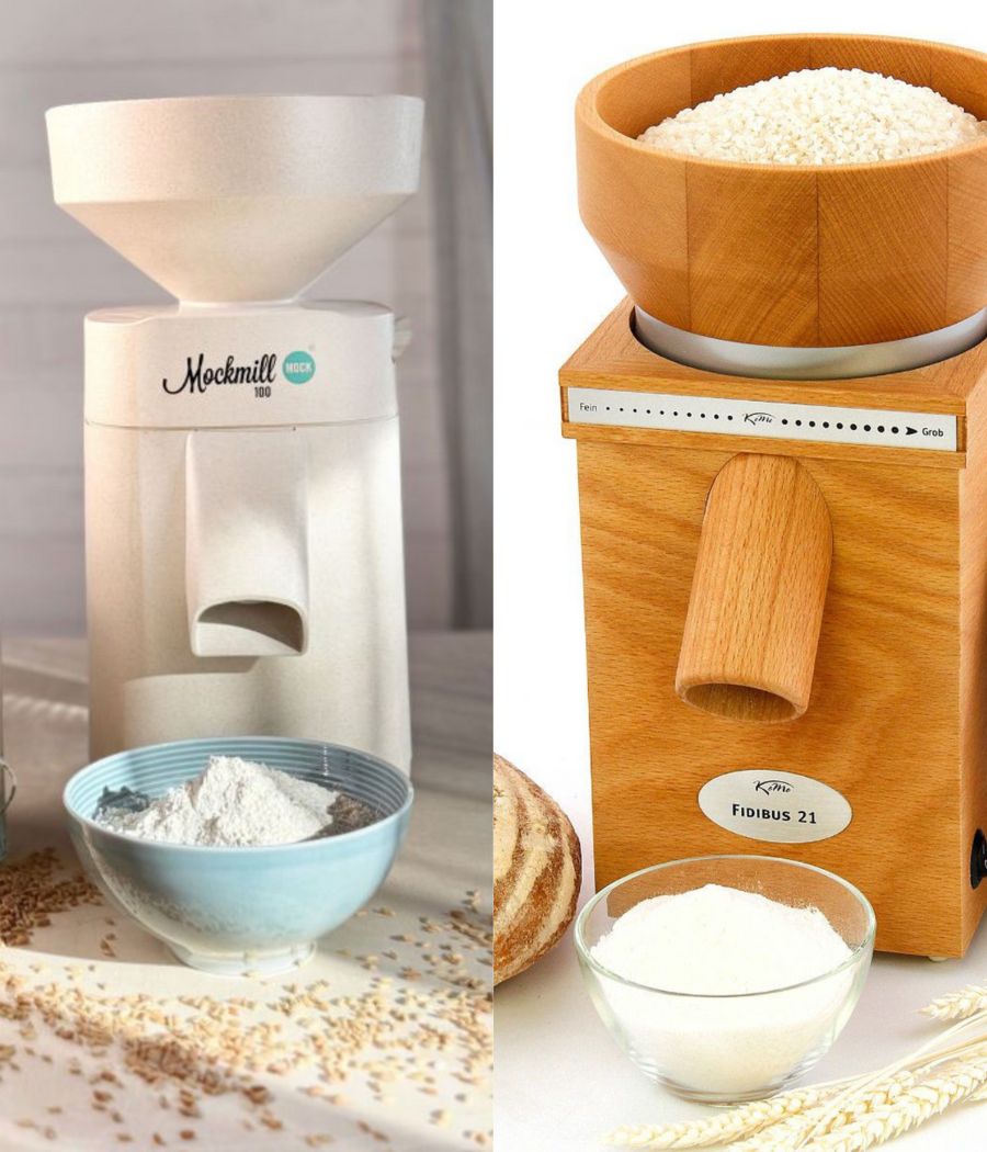 Gespaltenes Bild links eine Mockmill Getreidemühle und rechts eine Komo Getreidemühle, die beide Mehl gemahlen haben