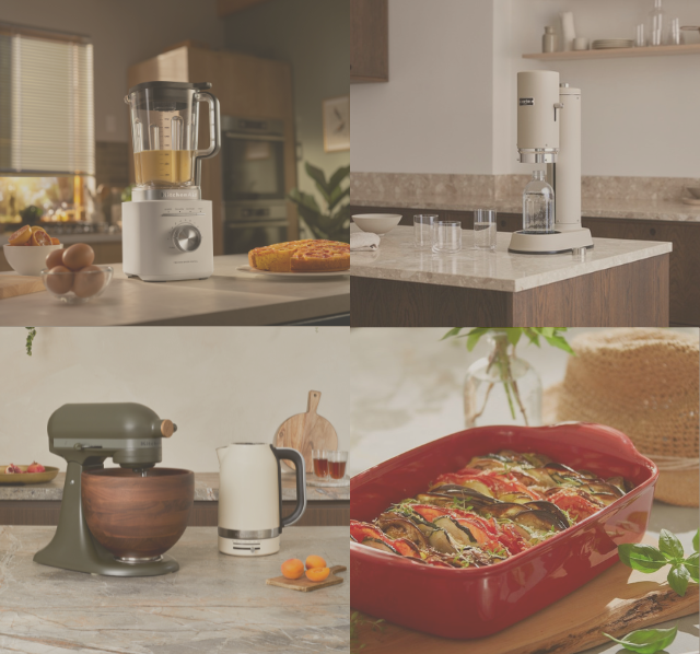 Küchenaccessoires in Collage: Standmixer, Wassersprudler, Küchenmaschine mit Holzschüssel, Wasserkocher und rote Auflaufform mit Ratatouille