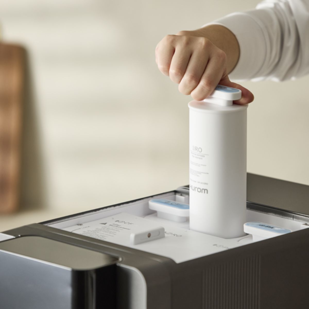 Wechseln des Filters beim Water Purifier von Hurom