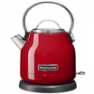 KitchenAid Classic Wasserkocher in Empire Rot mit ausladendem Handgriff oben auf weißem Hintergrund