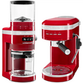 Kaffeemühle und Espressomaschine von KitchenAid in Empire Rot als Set auf weißem Hintergrund