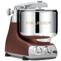 Ankarsrum Küchenmaschine in der Farbe Rustic Maroon, also einem dunkel rot-braun, auf weißem Hintergrund