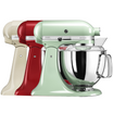 drei aufgereihte KitchenAid Küchenmaschinen in den Farben creme, pistazie und empire rot auf weißem Hintergrund