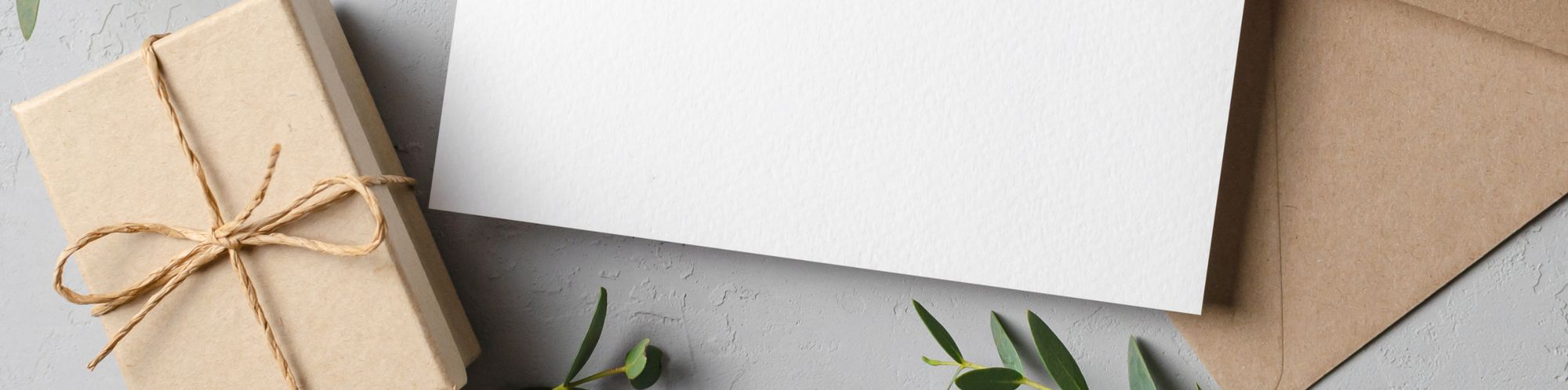 Darstellung verschiedener Geschenkutensilien wie Geschenkbox, Papier und Briefumschläge