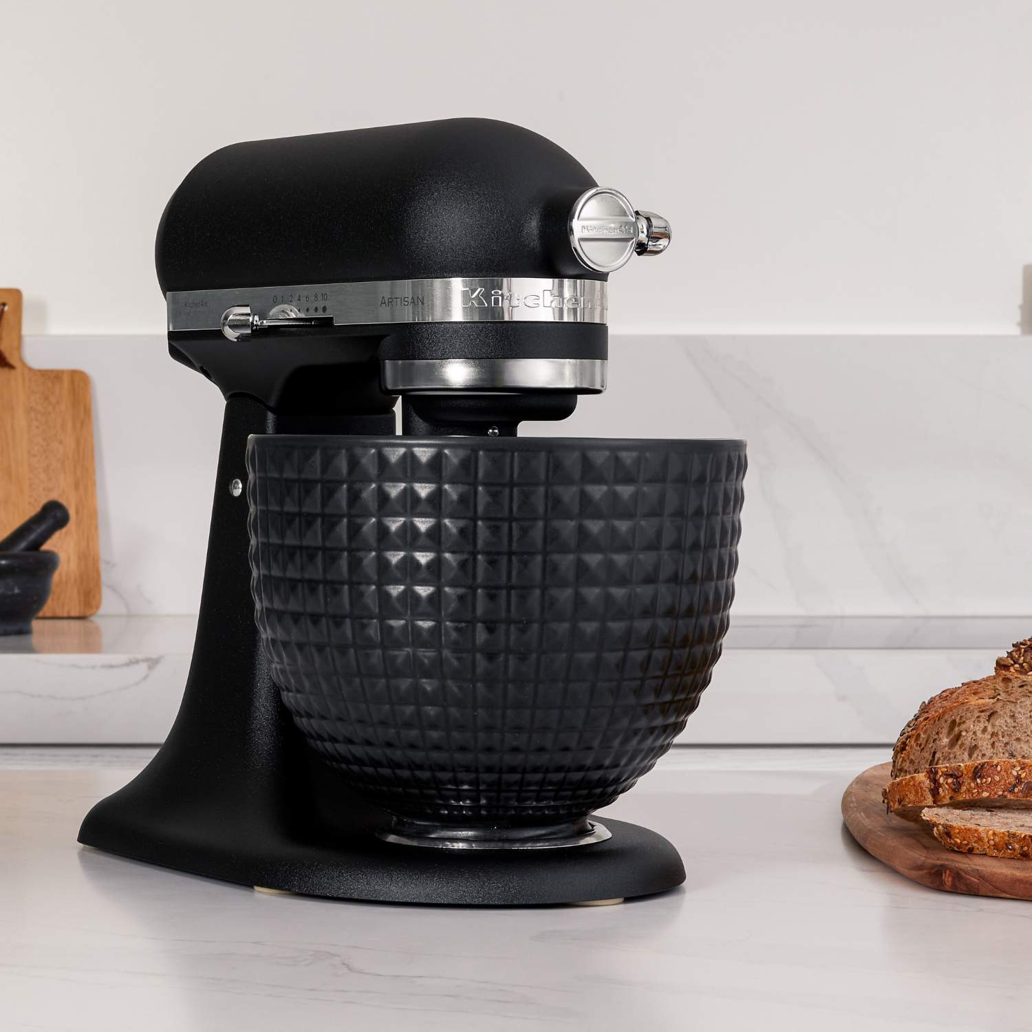 Nahaufnahme der KitchenAid Artisan Küchenmaschine in der Farbe Gusseisen Schwarz mit schwarzer Keramikschüssel