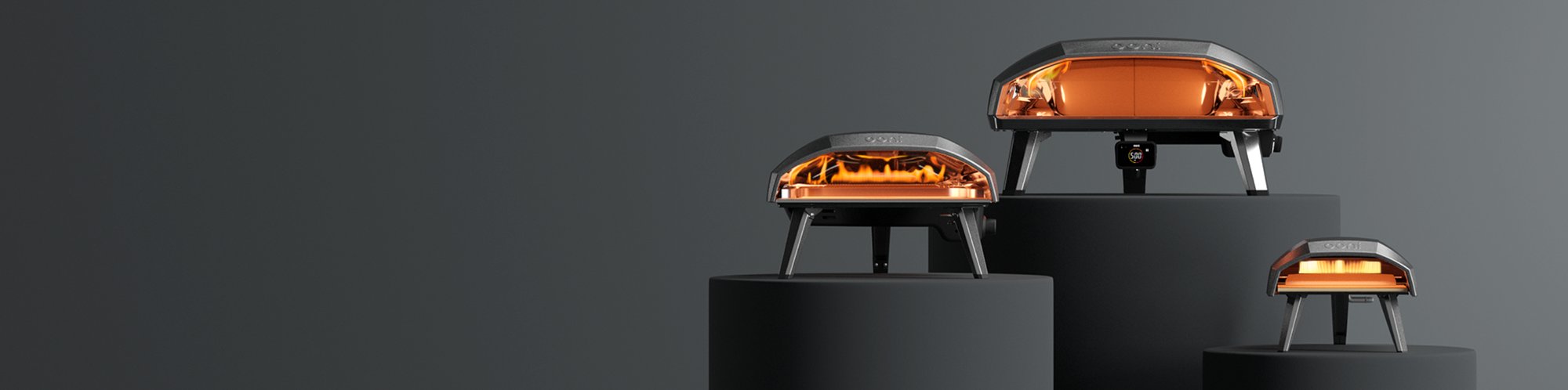 Minimalistisches Bild von drei verschiedenen Größen des Koda Pizzaofen der Marke Ooni.
