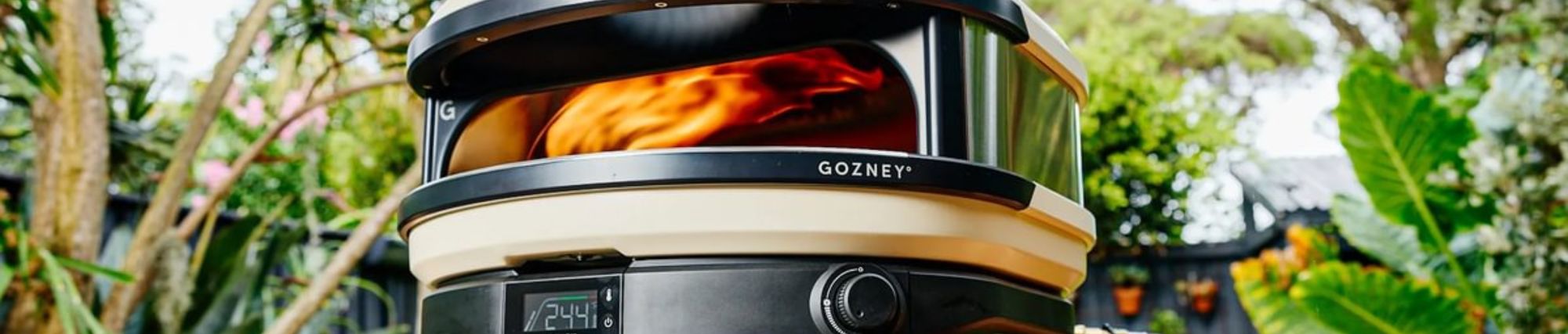 Nahaufnahme des Gozney Arc Pizzaofens mit Flammen im Inneren