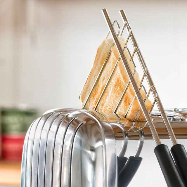 Nahaufnahme von einem getoasteten Toast welches aus einem Dualit Classic 2er-Toaster entnommen wird. Das Toast klemmt in einer Dualit Classic Sandwichzange