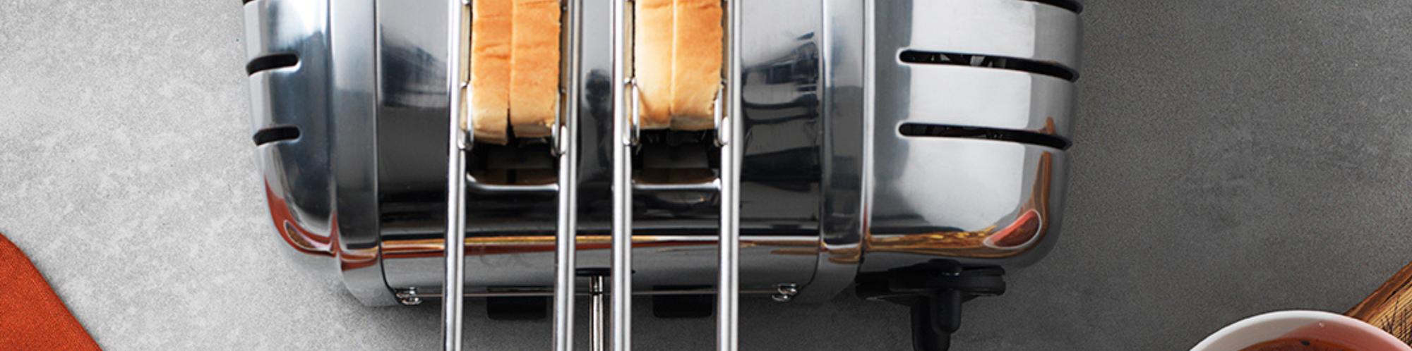 Retro-Design Dualit Toaster in Chrom-Optik auf einer Küchenarbeitsplatte beim Toasten von Brot