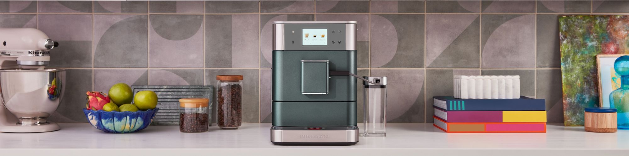 KitchenAid Kaffee-Vollautomat steht in einer modernen Kueche mit verschiedenen anderen Gegenständen