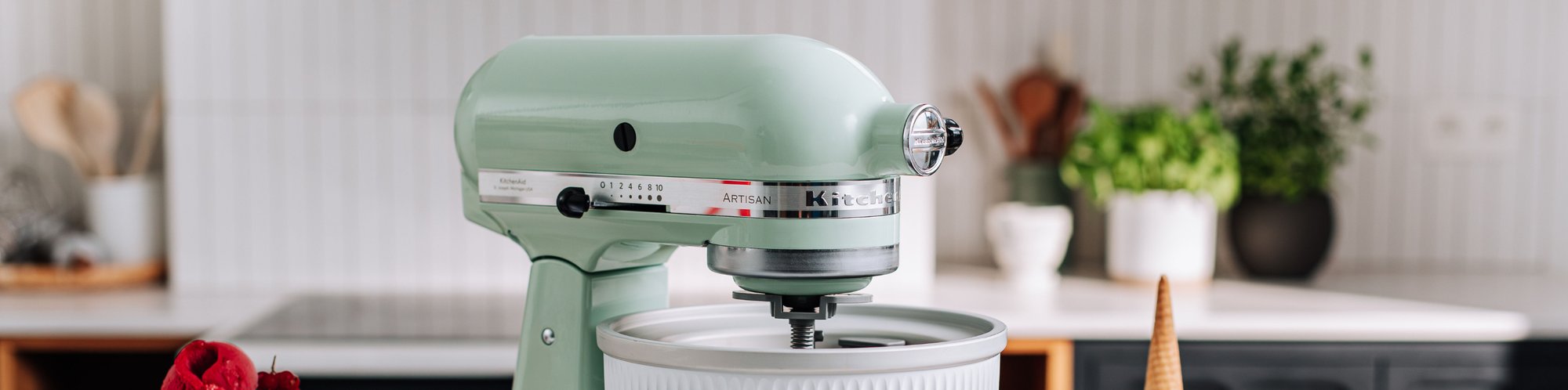 KitchenAid Kuechenmaschine in der Farbe Creme in moderner Kueche