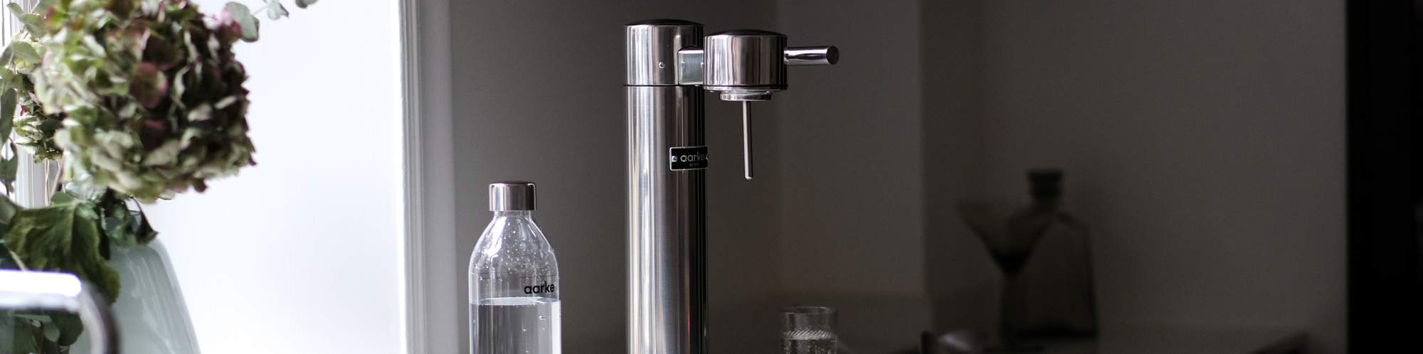 Nahaufnahme eines Aarke Wassersprudlers in einer modernen Kueche.