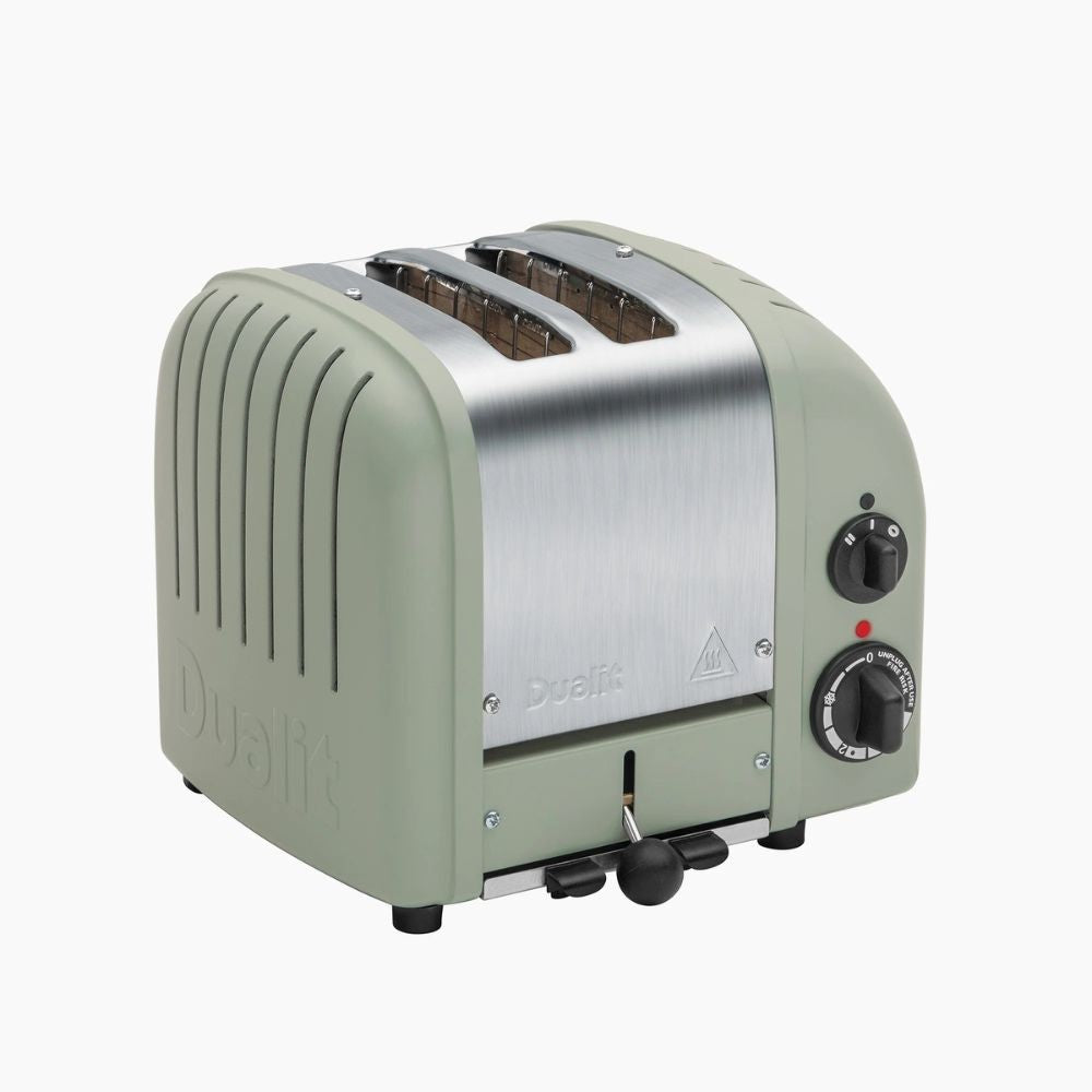Dualit Toaster mit zwei Schlitzen in der Farbe Sage Green vor weißen neutralen Hintergrund