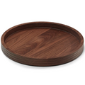 rundes Servierbrett von Breka aus Walnussholz auf weißem Hintergrund