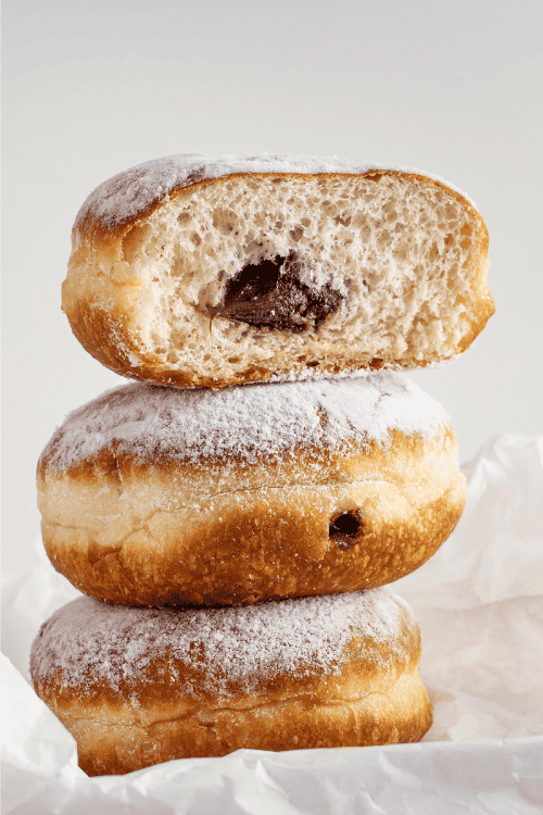 Drei Berliner mit Schokofüllung übereinander gestapelt