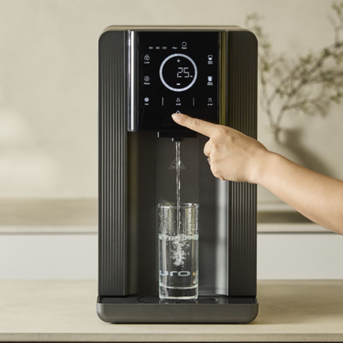 Hurom Water Purifier Bedienung am Touchdisplay in der Frontansicht