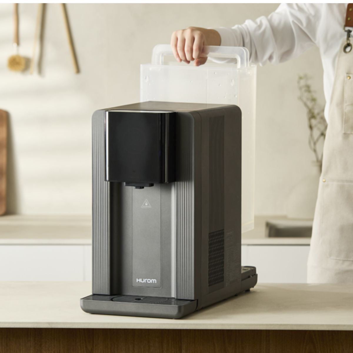 Herausnehmen des Wassertanks beim Water Purifier von Hurom