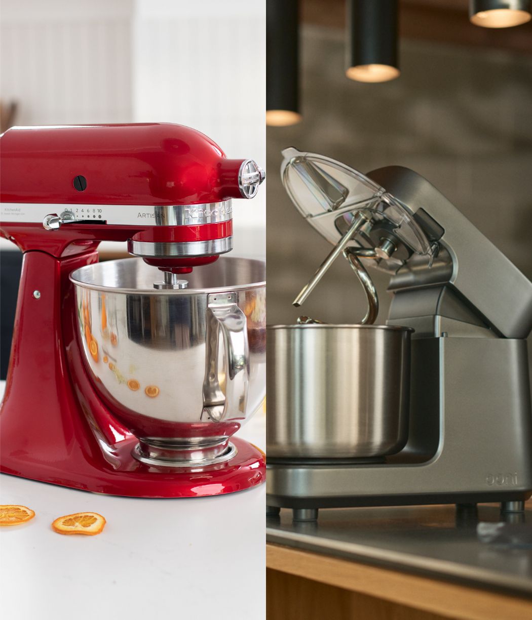Collage aus zwei Bildern der roten KitchenAid Küchenmaschine und Ooni Halo Pro Küchenmaschine