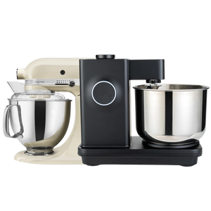 cremefarbene KitchenAid Küchenmaschine Rücken an Rücken mit schwarzer Wilfa Probaker ohne Hintergrund