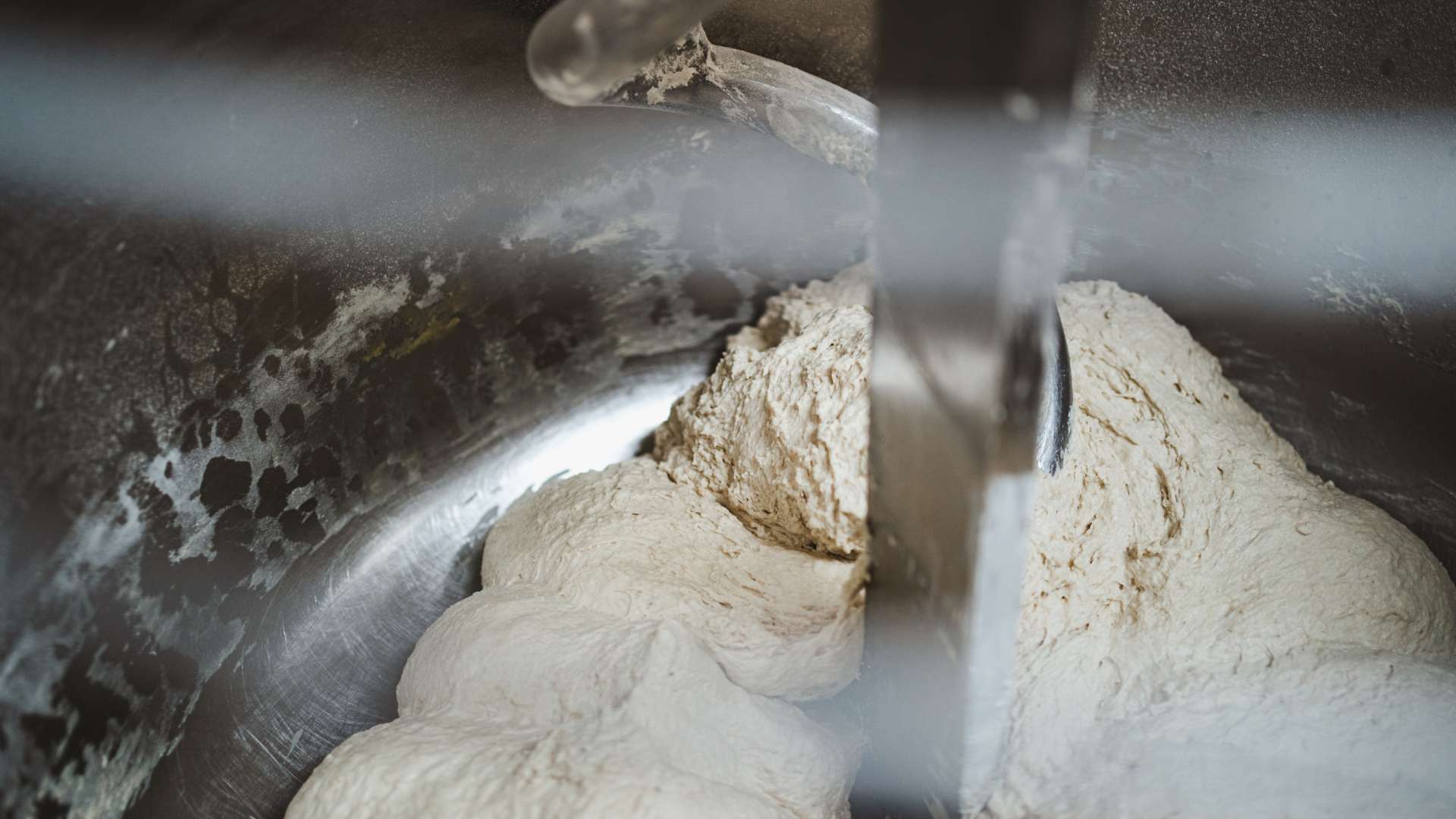 Nahaufnahme einer Teigschüssel von MFItaly von innen, man sieht Brechstange, Knethaken und Teig in der Schüssel