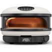 Gozney Arc Pizzaofen in Creme, innen brennt die Gasflamme, es gibt es digitales Display zur Temperaturanzeige, alles auf weißem Hintergrund