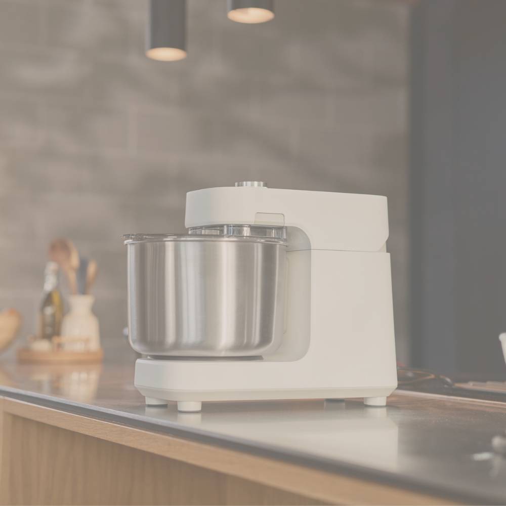 Ooni Halo Pro in weiß steht auf einer silbernen Küchenarbeitsplatte 