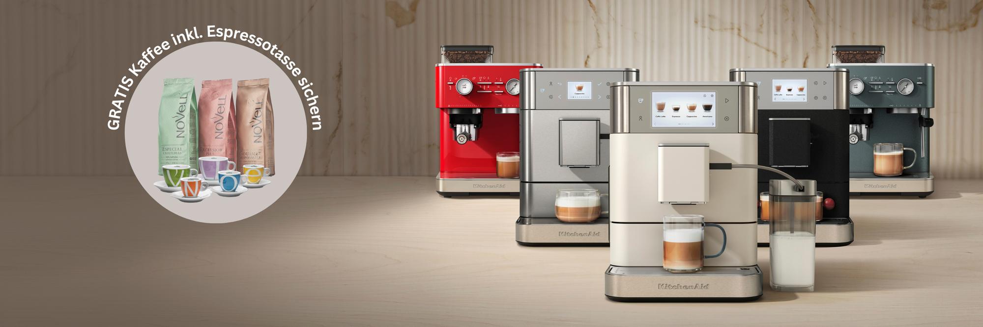 Darstellung verschiedener KitchenAid Kaffee-Vollautomaten, in verschiedenen Farben, die aufgereiht hintereinander stehen und mit befüllten Kaffeetassen in Szene gesetzt sind