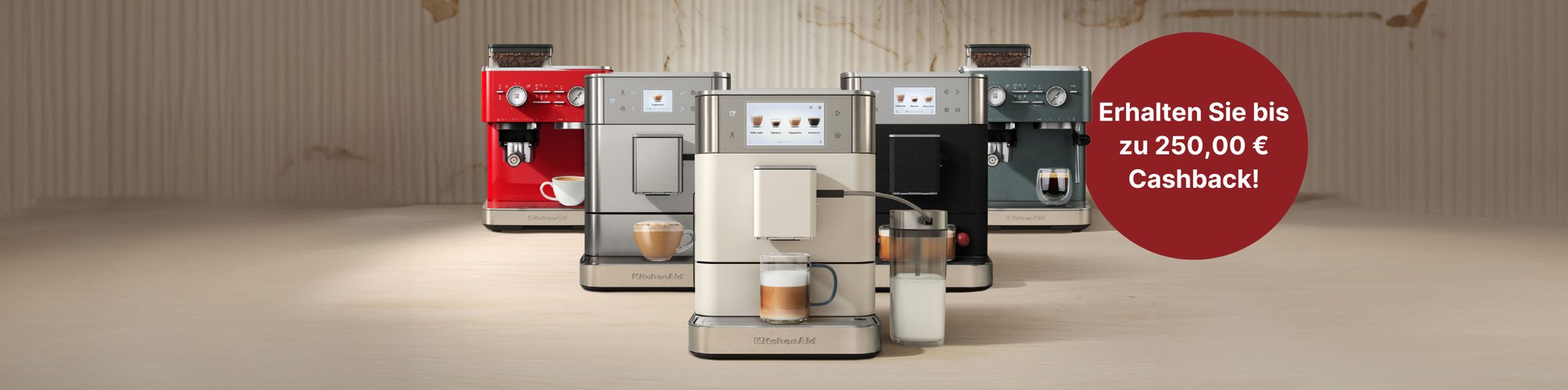 Werbeanzeige für eine Cashback-Aktion der Marke KitchenAid mit verschiedenfarbigen Kaffemaschinen und Kaffeetassen.