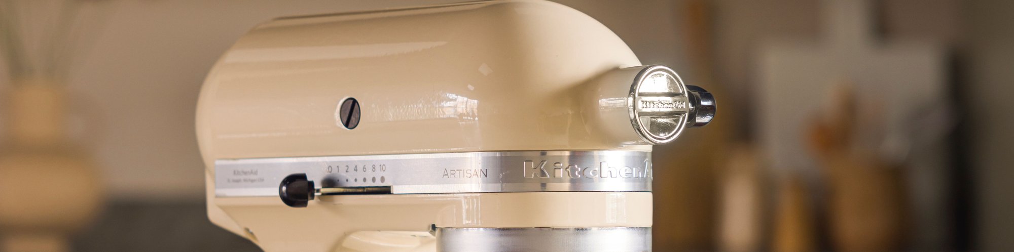 KitchenAid Artisan Kuechenmaschine in der Farbe Creme auf verschwommenen Hintergrund