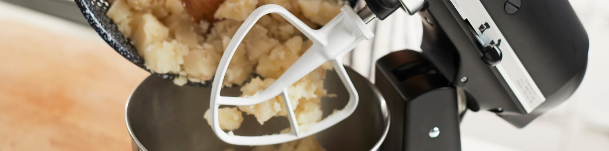 Aufgeklappte KitchenAid Kuechenmaschine mit weißen TschimmHook