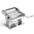 Silberne Nudelmaschine vor weißen Hintergrund